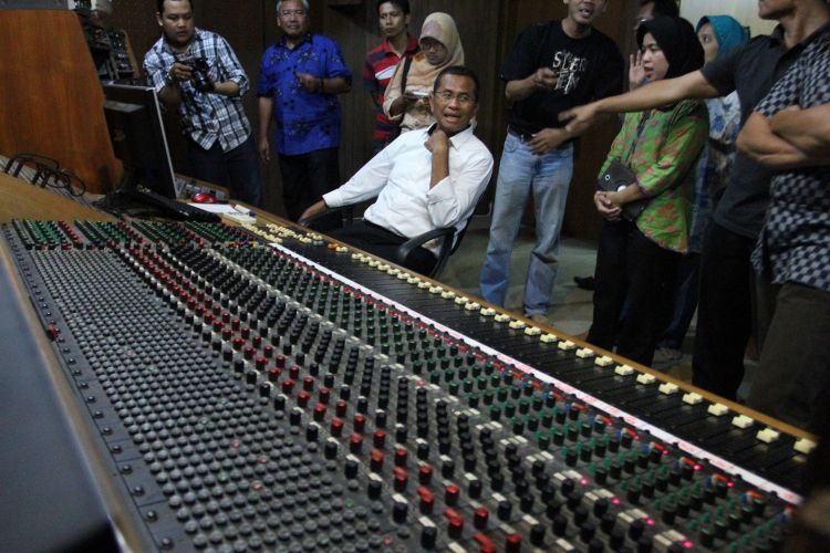 Dahlan Iskan berkunjung ke studio musik Lokananta.