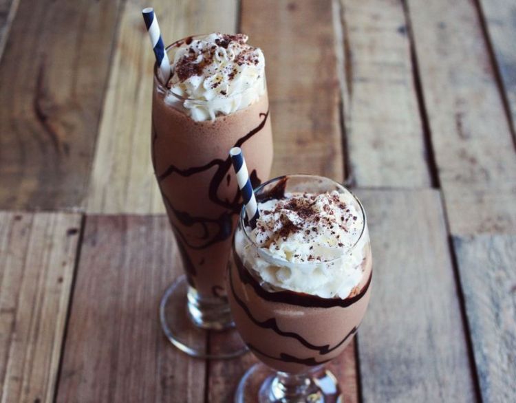 Milkshake cokelat nikmat buatan sendiri