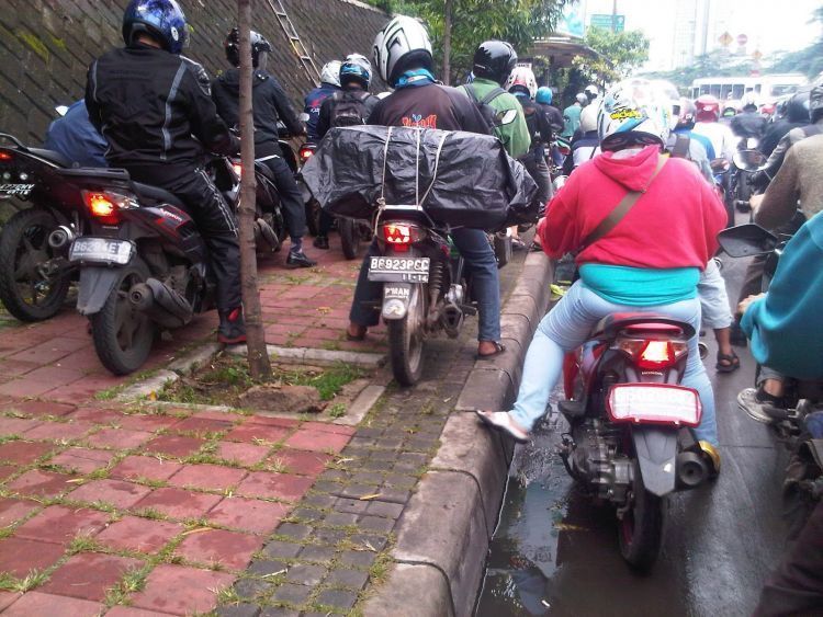 Berlomba dengan kemacetan.