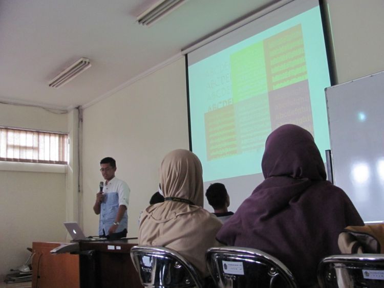 Latihan presentasi di depan teman-teman