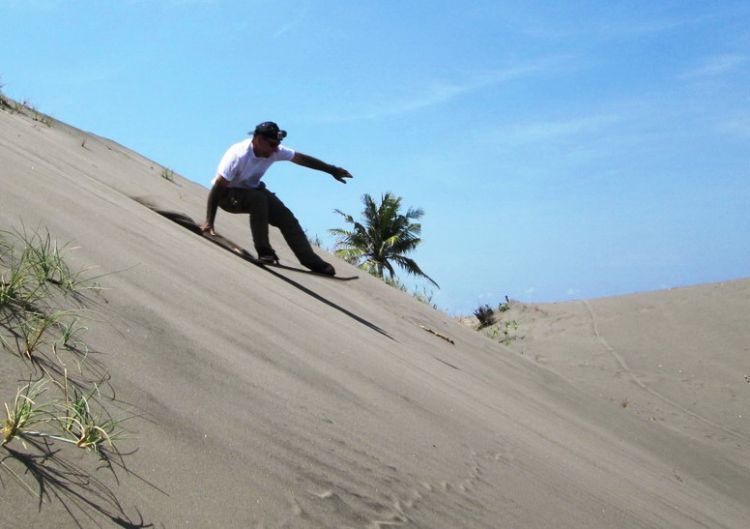 Sandboarding di Gumuk Pasir Parangkusumo