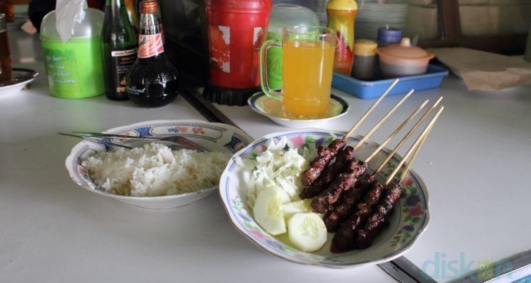 Seporsi nasi hangat, sate kuda, dan lalapannya yang begitu menggoda.