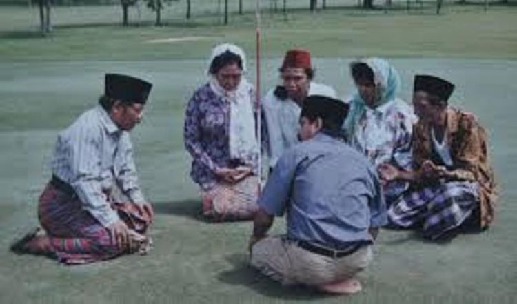 Makam leluhur udah jadi lubang golf