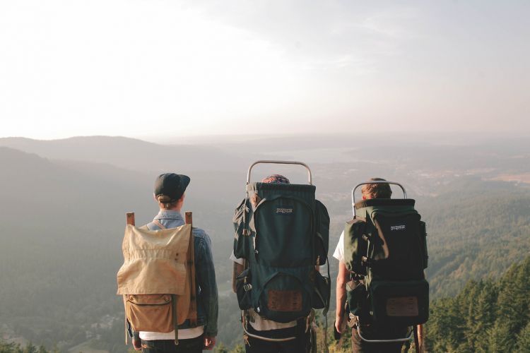 habiskan waktu untuk menjelajah dunia