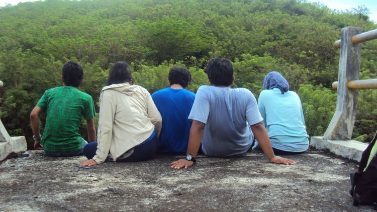 Jembatas putus punya fungsi baru sebagai tempat berfoto.