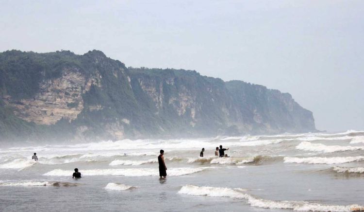 Hati hati dengan ganasnya ombak pantai selatan