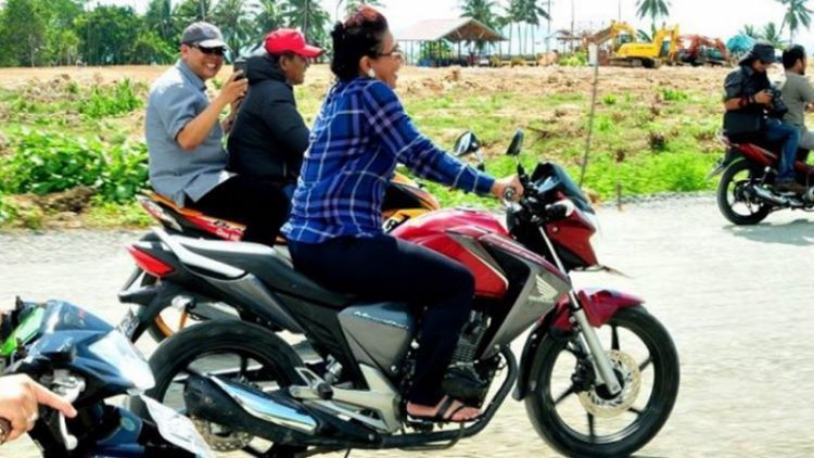 7 Alasan yang Menjawab Kenapa Ibu-ibu Naik Motor Akan Selalu Jadi Penguasa Jalanan