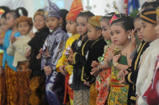 Kalau harus pakai kebaya semua, yang cowok gimana dong?