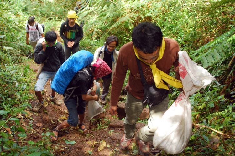 Memungut jejak sampah