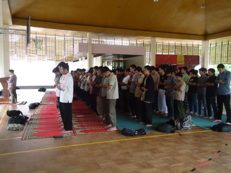 Ya, kira-kira ginilah khusyuknya sholat Jumat