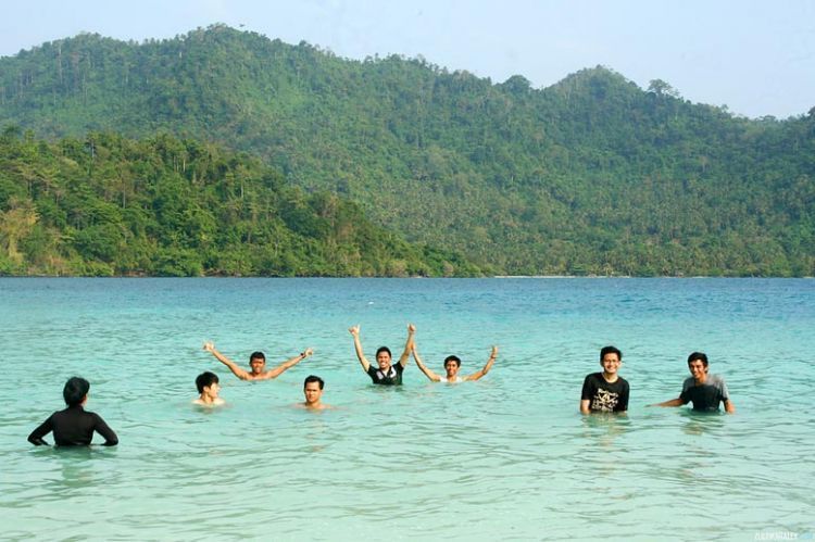 Berenang di laut