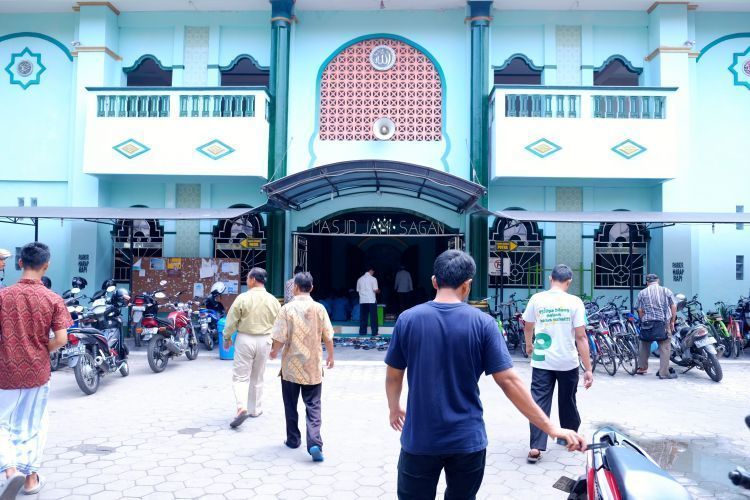 Bukti Kalau Sholat Jum'at Gak Ada Pengaruhnya Sama Tingkat Kegantengan Kamu