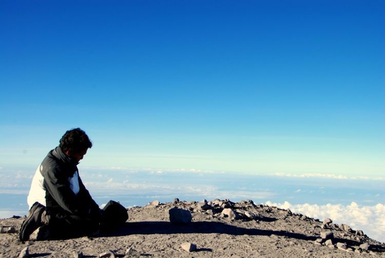 Memanjatkan doa di gunung