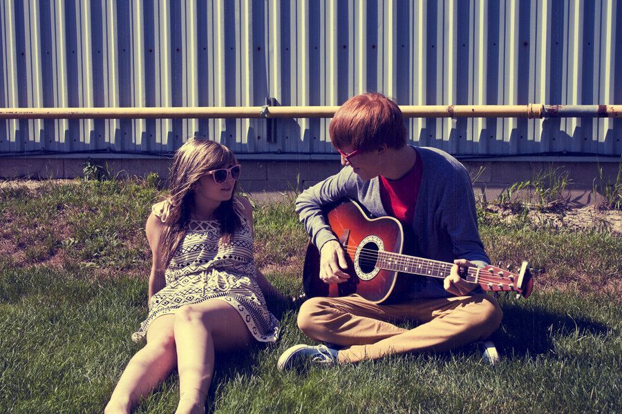 Парень играет на гитаре девушка. Мальчик и девочка с гитарой. Две девушки с гитарой. Пара с гитарой. Мальчик и девочка на улице поют.