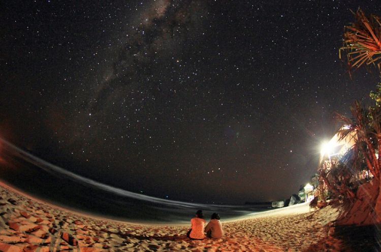 Pantai Indrayanti di malam hari