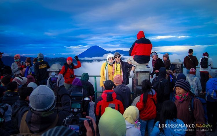 Foto pascawedding di antara kerumunan orang