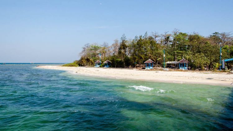 10 Pantai Paling Istimewa di Jawa Tengah yang Membuatmu 