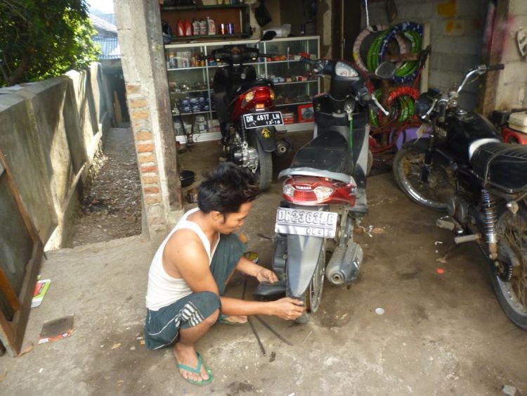 Bengkel motor mudah ditemui