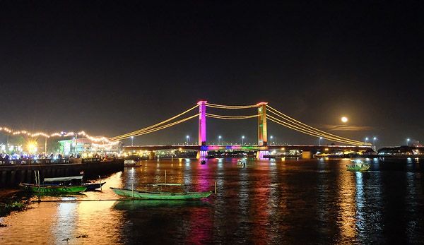 Denyut nadi di sekitar Sungai Musi yang tak ada habisnya.