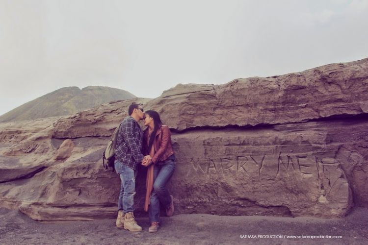 Prewedding unik di hamparan pasir Bromo