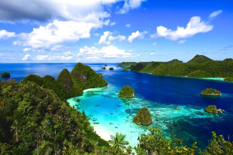 Pasir putih dan gugusan pulau-pulau kecil Raja Ampat