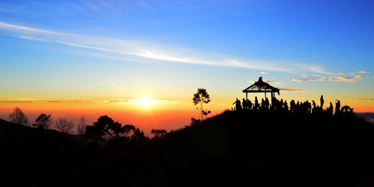 Golden sunrise di Puncak Sikunir