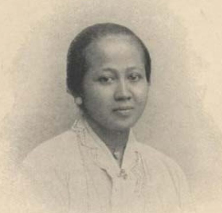 Lukisan Kartini yang memang dicitrakan memakai pakaian adat Jawa