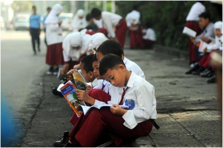 Membaca buku sebagai ladang ilmu