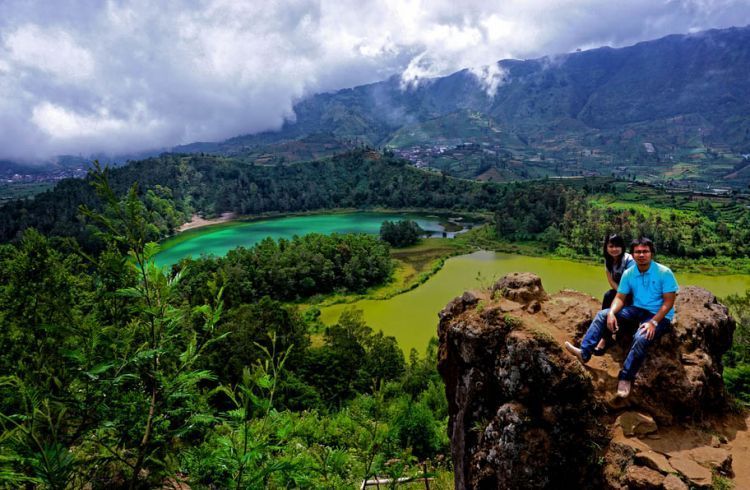 Pemandangan Telaga Warna dan Pengilon dari atas Batu Ratapan Angin