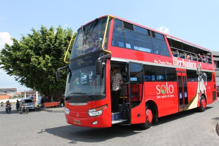 Kendaraan bus tingkat yang Kota Solo punya.