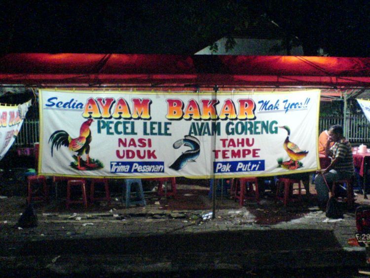 Pecel lele pinggir jalan