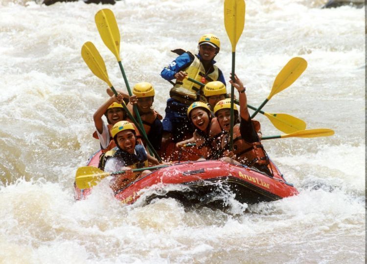 Menjajal adrenalin kalian berdua dengan arung jeram.