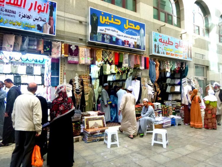 Sekitar Masjid Nabawi penuh dengan pedagang