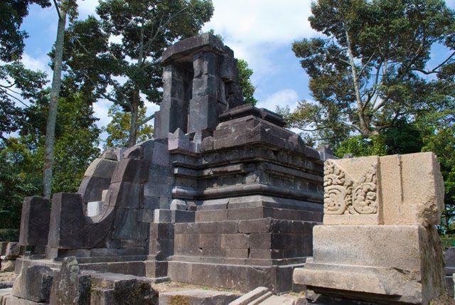 Candi Lawang yang berbentuk gerbang