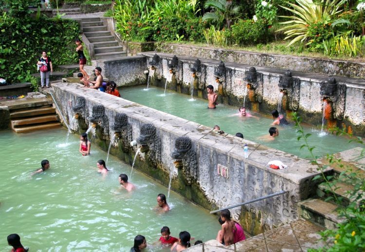 santai di kolam air panas