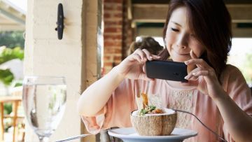 Kegundahan Hati Orang-orang yang Foto Dulu Sebelum Makan