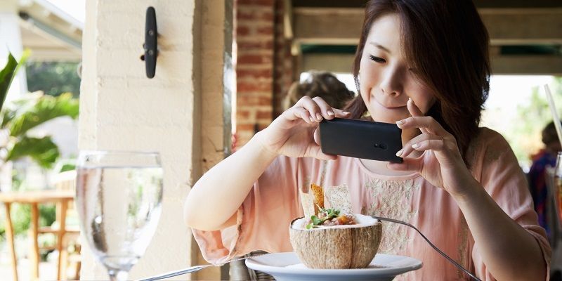 Kegundahan Hati Orang-orang yang Foto Dulu Sebelum Makan