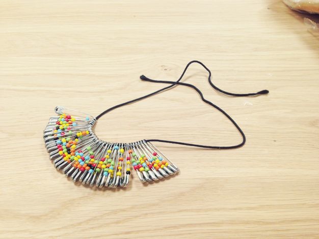 Kalung cantik dari peniti