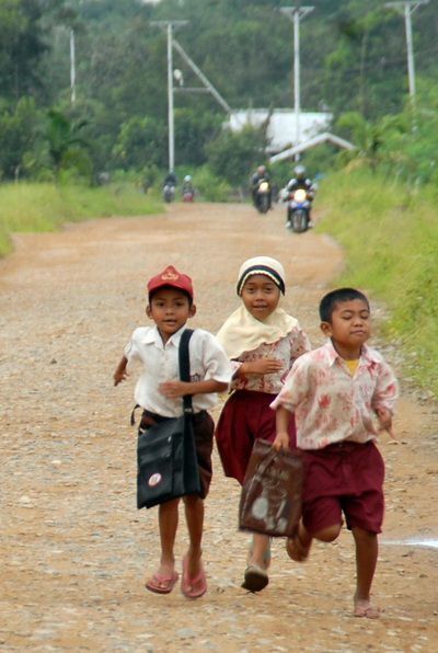 SAMBAS, 18/12. TRAFFICKING. Tiga anak berlari melewati jalan utama menuju Pintu Lintas Batas Indonesia-Malaysia di Kecamatan Sajingan, Kabupaten Sambas, Kalbar, Kamis (17/12). Adanya sejumlah permasalahan di daerah perbatasan selain keamanan adalah terjadinya praktek perdagangan manusia (trafficking) pada anak-anak. Hal tersebut dipicu oleh permasalahan keluarga di daerah perbatasan yaitu tidak menentunya penghasilan dan kemiskinan. FOTO ANTARA/Jessica Wuysang/pd/09