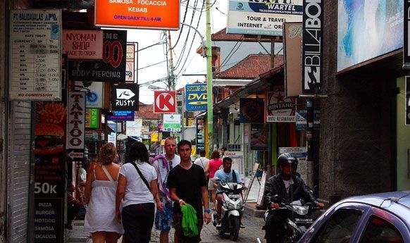 Jalanan ramai Poppies Lane