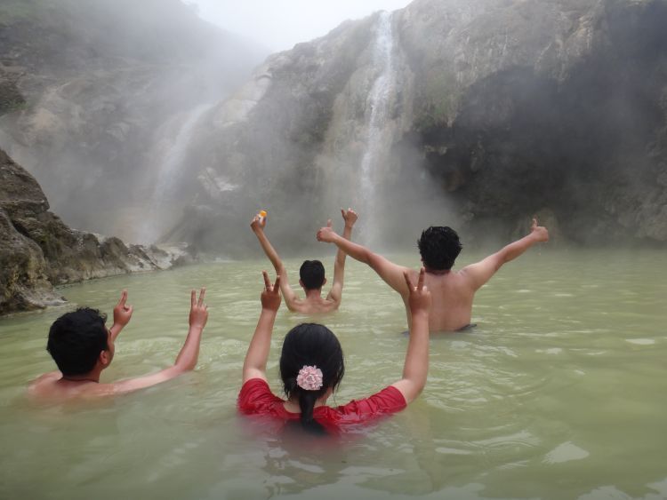 berendam di air panas