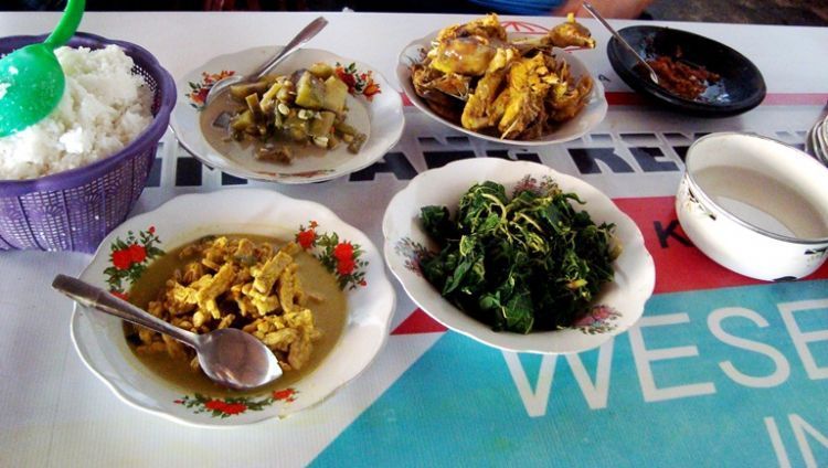 Nasi, sayur, dan lauk ada