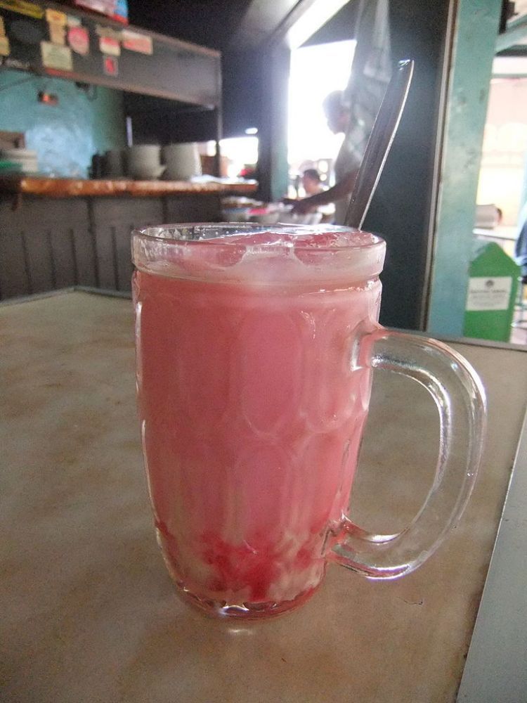 Es soda gembira yang berwarna pink menggoda