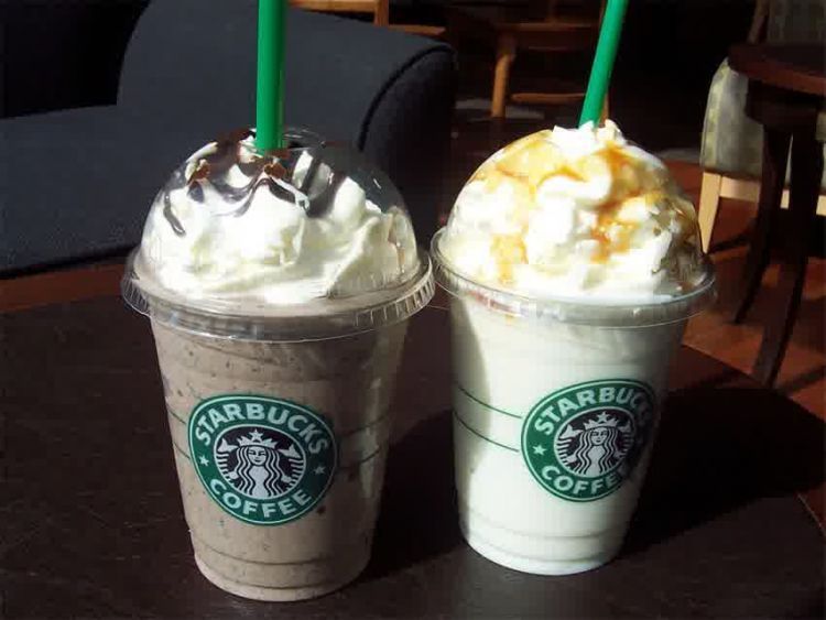 Panas-panas enaknya minum frappuccino