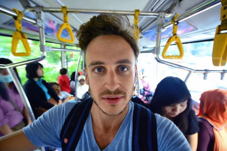 Bule pun selfie di transjakarta