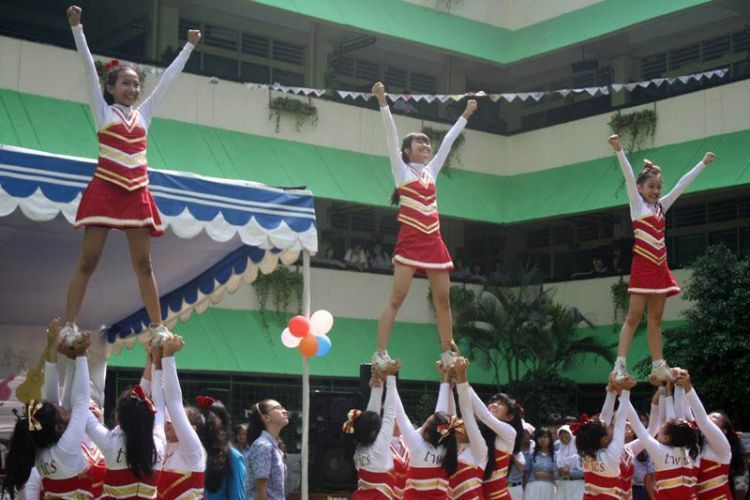 Kegiatan ekskul: harus puas hanya ngeliat aja.