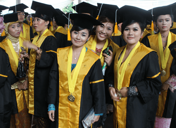 mereka hanya ingin melihat kamu berhasil wisuda