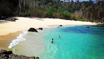 Menelanjangi Teluk Hijau, Pesona Pantai Tersembunyi yang Menjadi Maya Bay-nya Jawa Timur