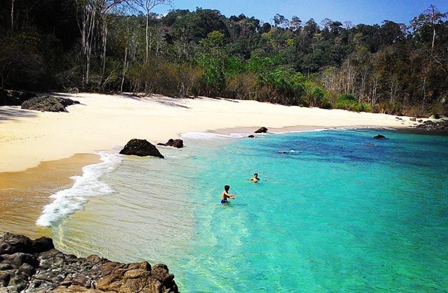 Menelanjangi Teluk Hijau, Pesona Pantai Tersembunyi yang Menjadi Maya Bay-nya Jawa Timur