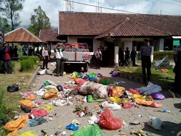 Aksi protes masyarakat dengan menumpuk sampah di hamlaman kantor TNGR